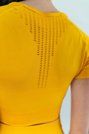 CROP TOP PERFORMANCE YELLOW - MANICA CORTA