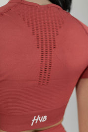 CROP TOP PERFORMANCE AUTUMN RED - MANICA CORTA